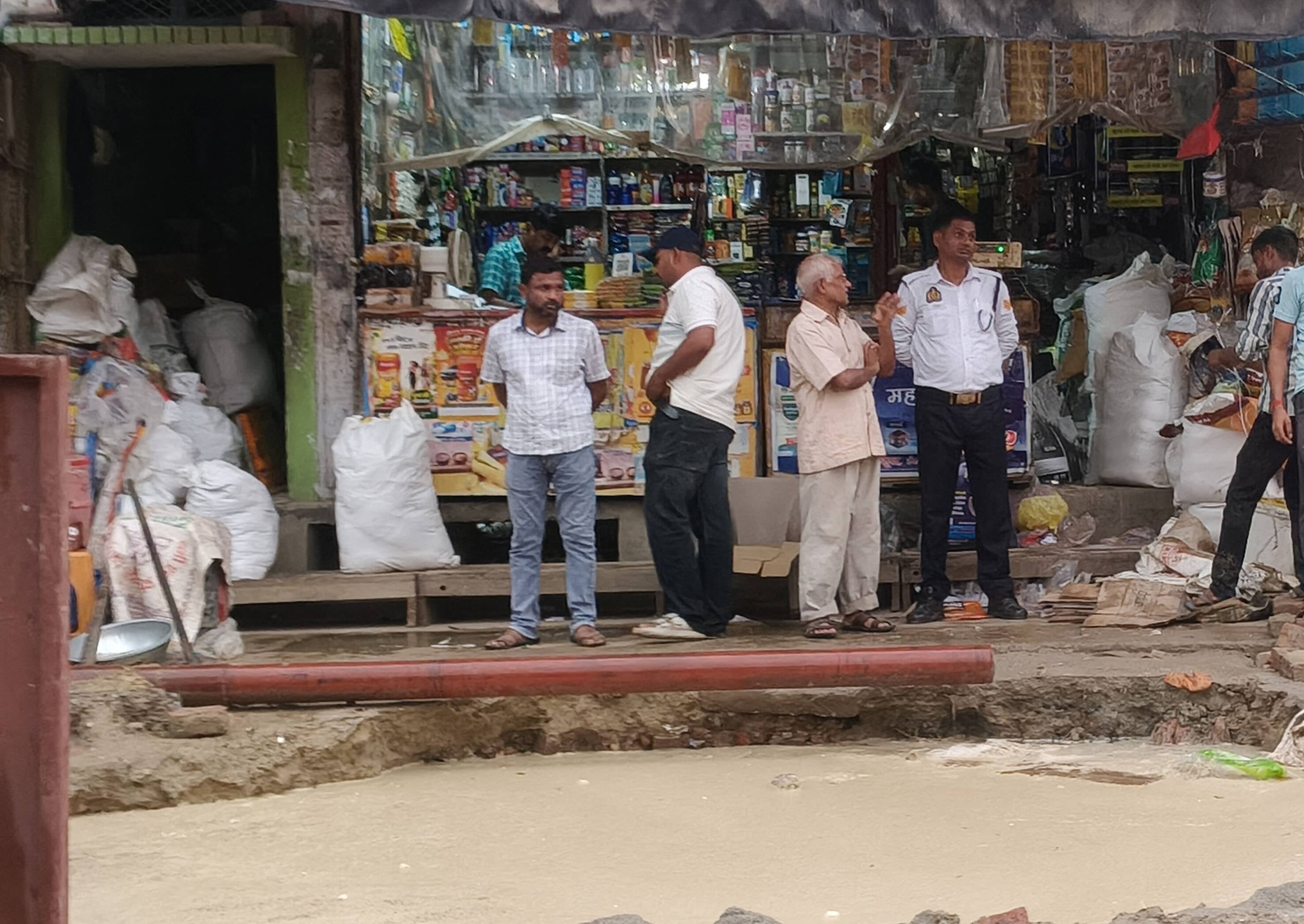 51-रिकाबगंज मुख्य मार्ग पर बारिश के दौरान हुए जलभराव से होकर गुजरता छात्र।-संवाद