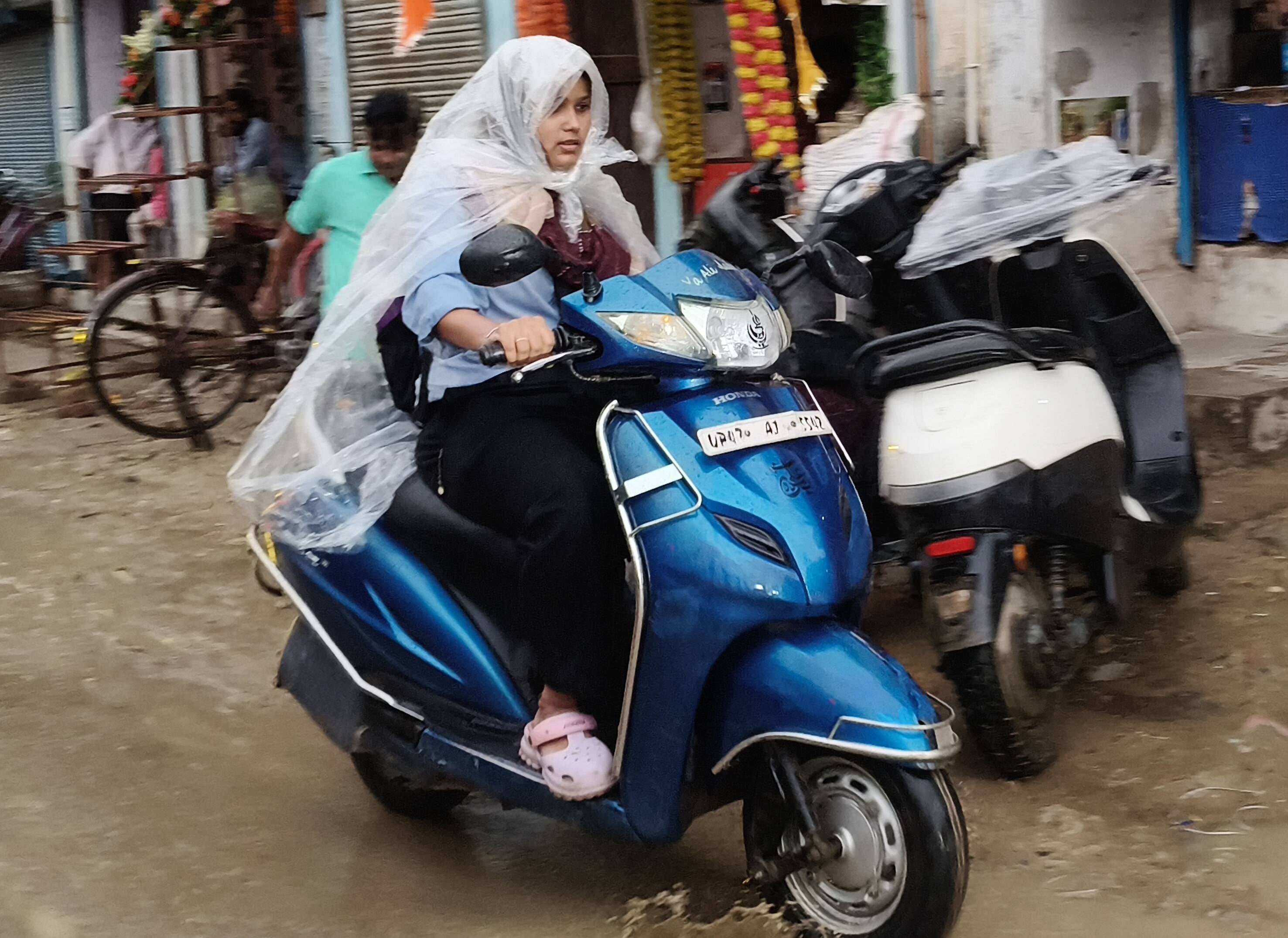 51-रिकाबगंज मुख्य मार्ग पर बारिश के दौरान हुए जलभराव से होकर गुजरता छात्र।-संवाद