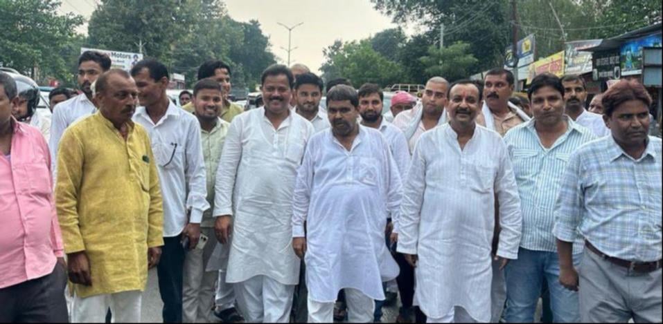 अंबेडकर चौराहे पर मुख्य चुनाव आयुक्त का पुतला फूंकते सपाई। स्रोत: वीडियोग्रैब 