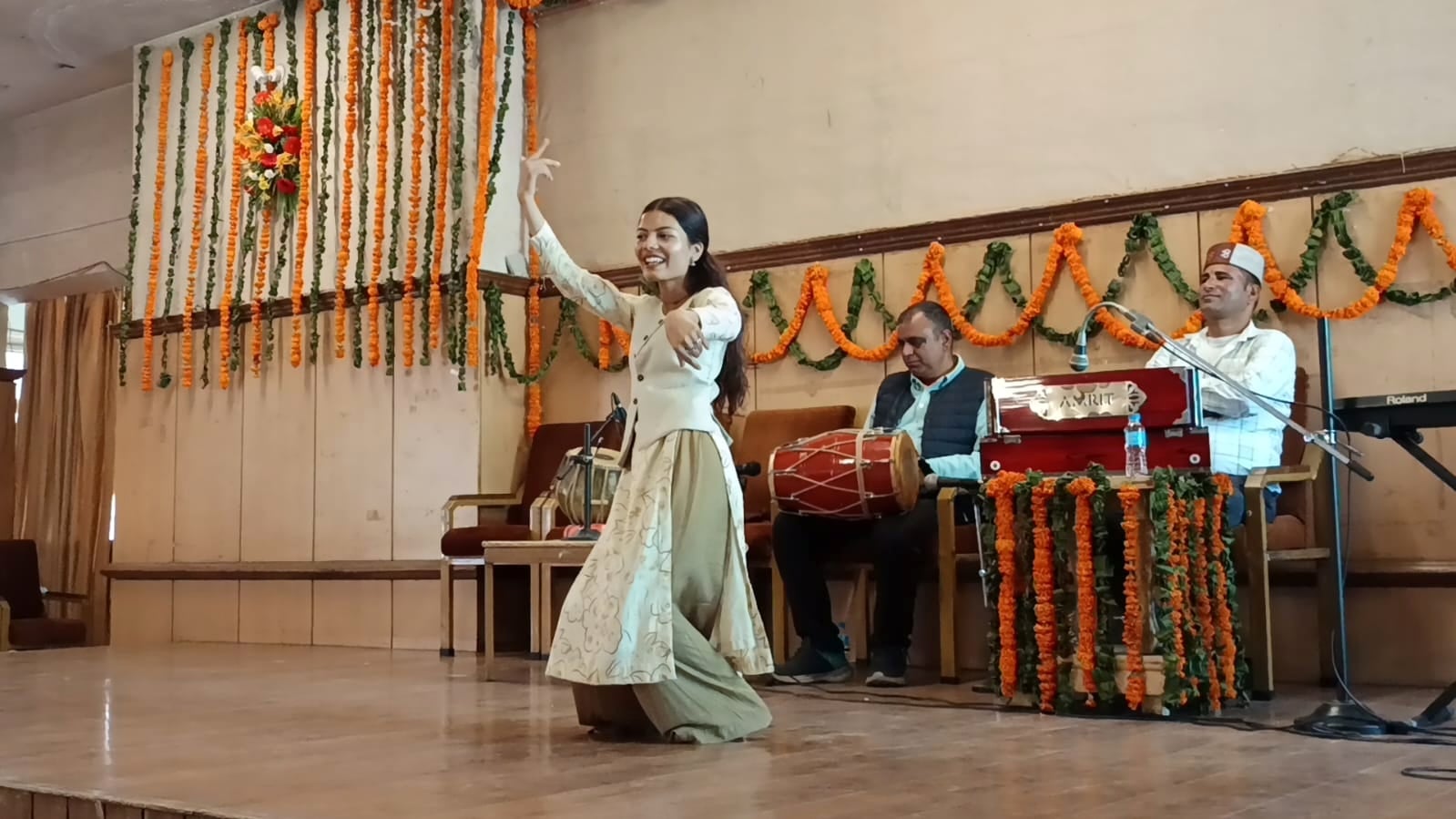 अंतरराष्ट्रीय दशहरा उत्सव के लिए देव सदन में ऑडिशन देते हुए कलाकार।-संवाद अंतरराष्ट्रीय दशहरा उत्सव के लिए देव सदन में ऑडिशन देते हुए कलाकार।-संवाद