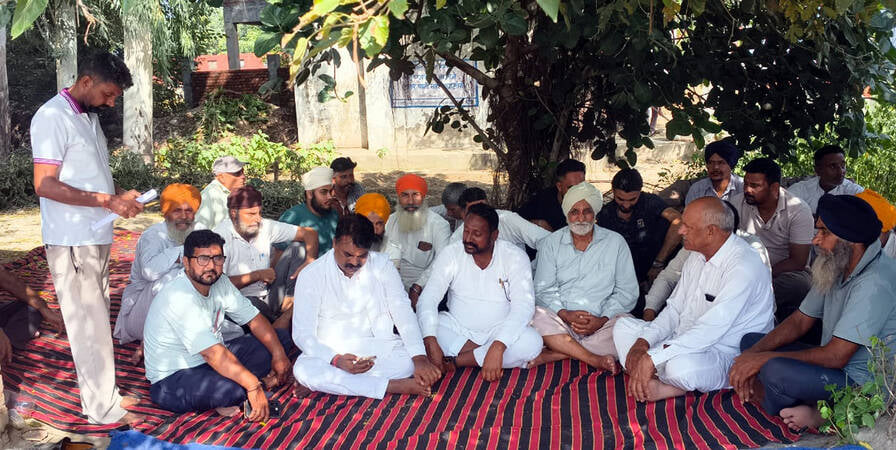 भूंसला पैक्स में आगजनी की घटना को लेकर ग्रामीणों के साथ धरने पर बैठे विधायक देवेंद्र हंस। भूंसला पैक्स में आगजनी की घटना को लेकर ग्रामीणों के साथ धरने पर बैठे विधायक देवेंद्र हंस।