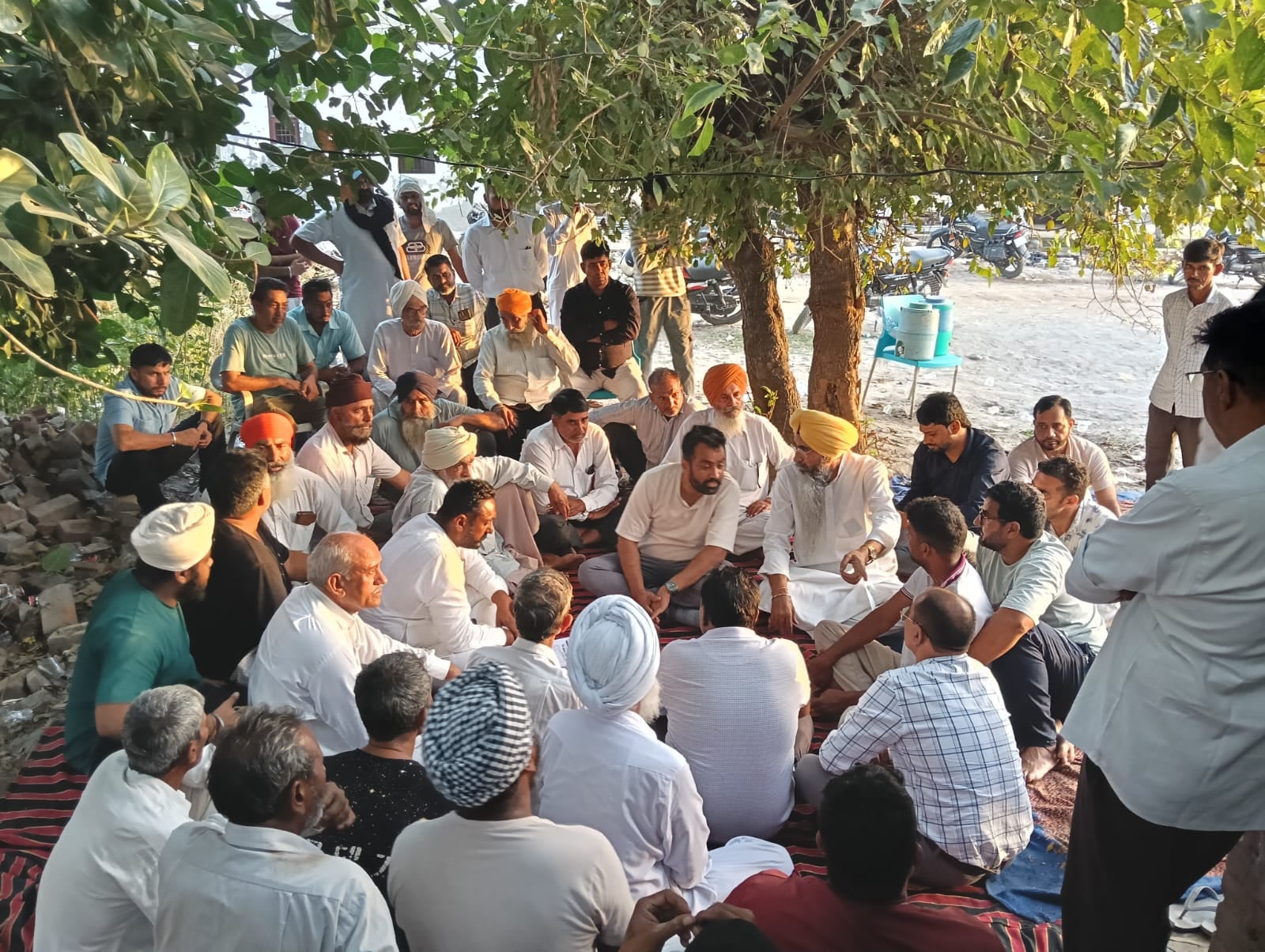 भूंसला पैक्स में आगजनी की घटना को लेकर ग्रामीणों के साथ धरने पर बैठे विधायक देवेंद्र हंस। भूंसला पैक्स में आगजनी की घटना को लेकर ग्रामीणों के साथ धरने पर बैठे विधायक देवेंद्र हंस।