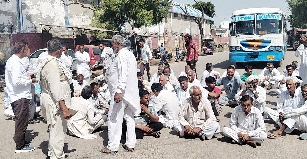 भट्टूकलां थाने में डीएपी खाद के लिए लाइन में लगे किसान। स्त्रोत : संवाद