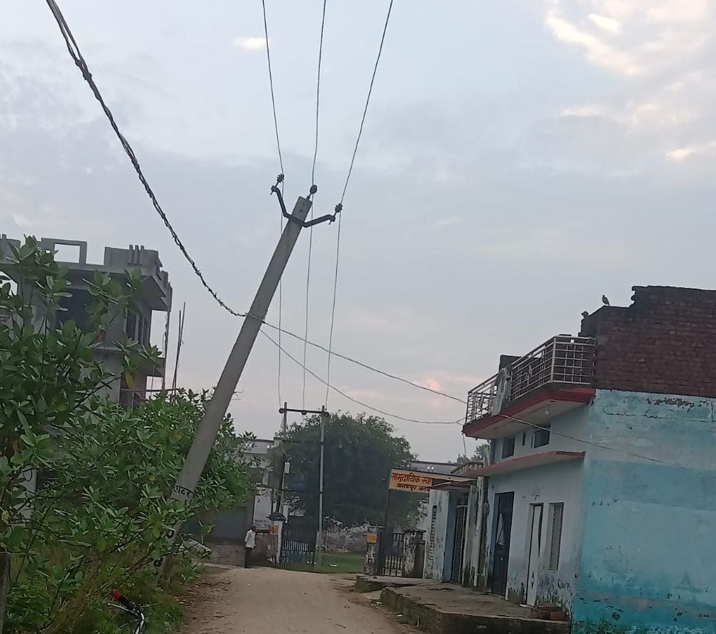 बिल्सी के मुख्य बाजार स्थित पुलिस चौकी से कटरा बाजार तक जर्जर लाइन लोगों के लिए बनी खतरा। संवाद बिल्सी के मुख्य बाजार स्थित पुलिस चौकी से कटरा बाजार तक जर्जर लाइन लोगों के लिए बनी खतरा। संवाद