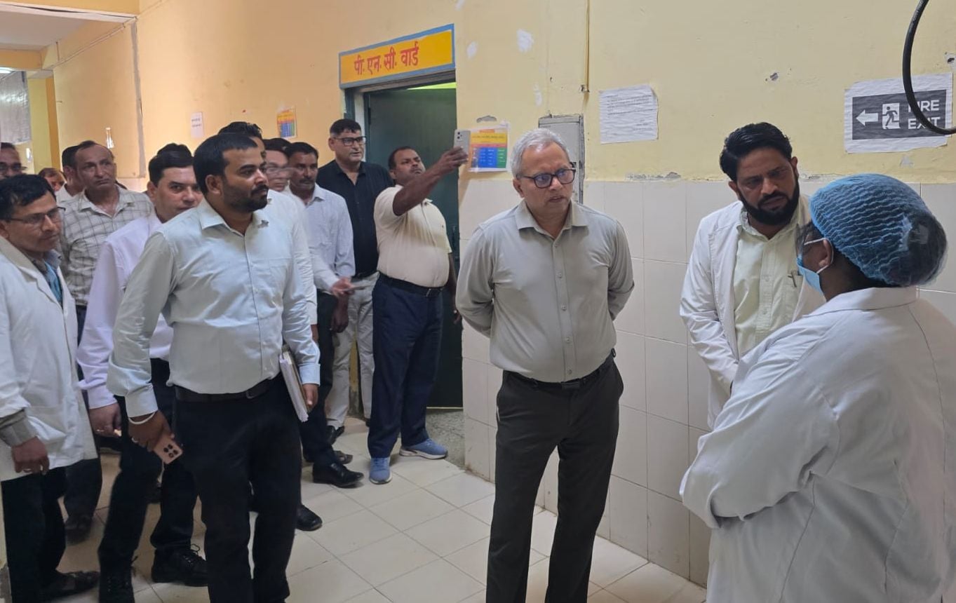 बिल्सी सीएचसी का निरीक्षण करते विशेष सचिव उदयभान त्रिपाठी। संवाद बिल्सी सीएचसी का निरीक्षण करते विशेष सचिव उदयभान त्रिपाठी। संवाद