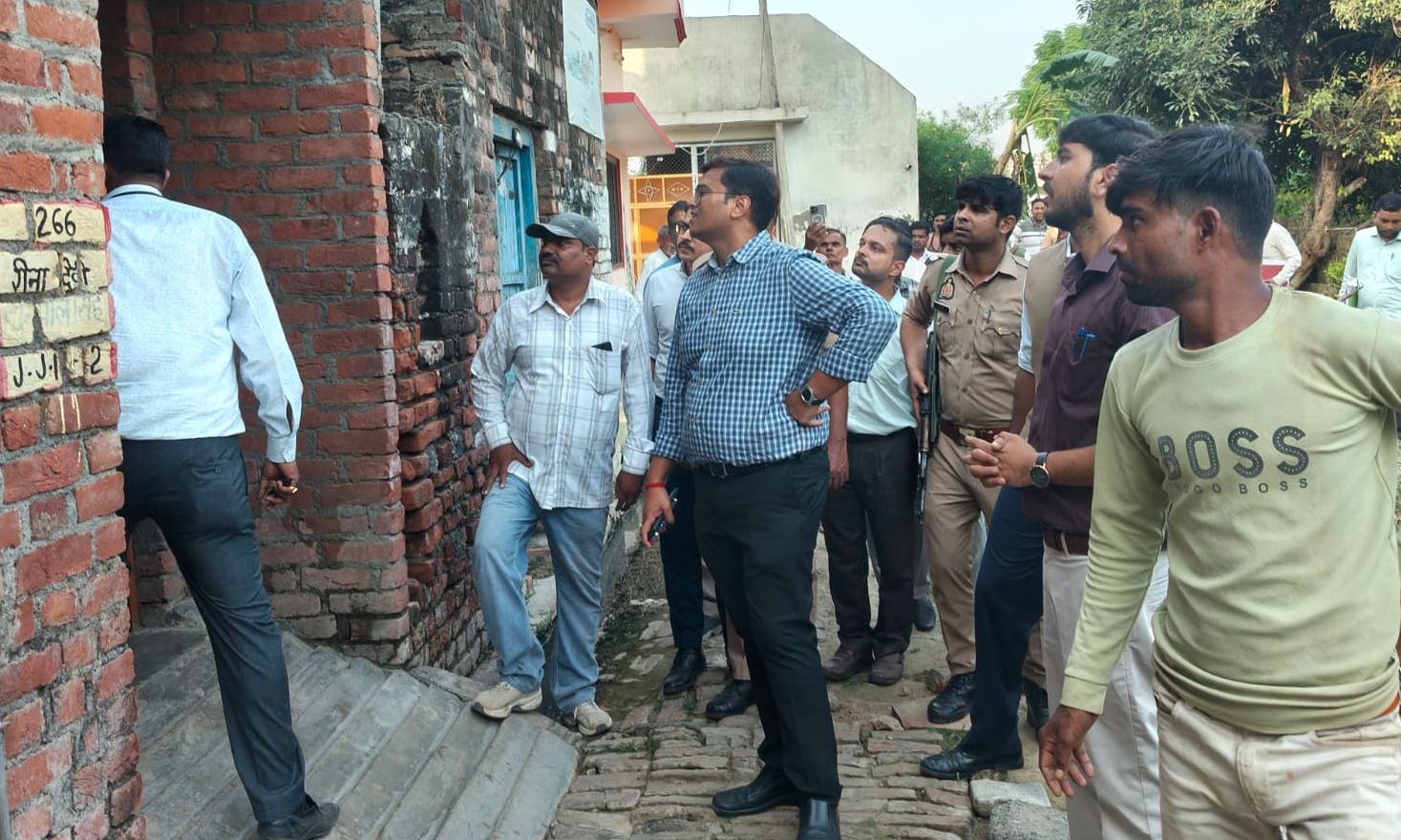 बिल्सी सीएचसी का निरीक्षण करते विशेष सचिव उदयभान त्रिपाठी। संवाद बिल्सी सीएचसी का निरीक्षण करते विशेष सचिव उदयभान त्रिपाठी। संवाद