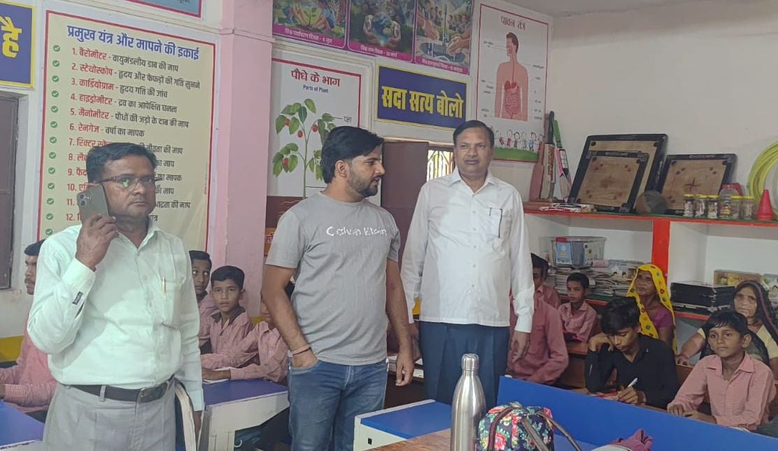 बिल्सी सीएचसी का निरीक्षण करते विशेष सचिव उदयभान त्रिपाठी। संवाद बिल्सी सीएचसी का निरीक्षण करते विशेष सचिव उदयभान त्रिपाठी। संवाद