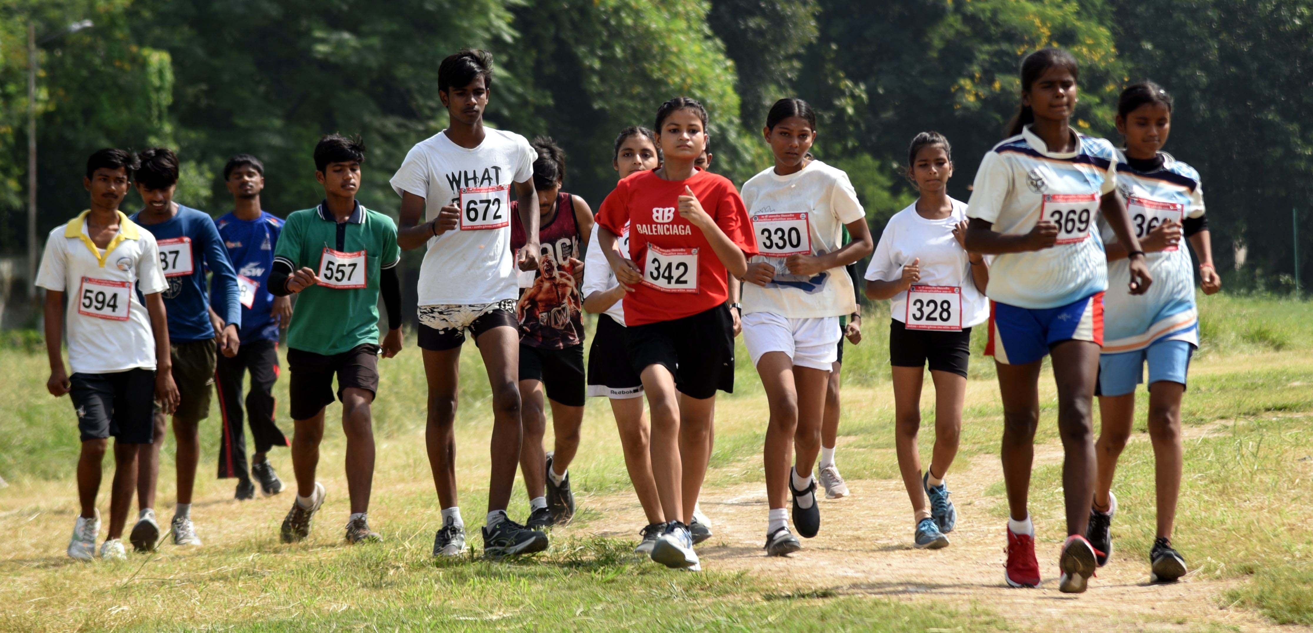 चौक स्टेडियम में जिला स्कूली एथलेटिक्स प्रतियोगिता में हिस्सा लेते खिलाड़ी। चौक स्टेडियम में जिला स्कूली एथलेटिक्स प्रतियोगिता में हिस्सा लेते खिलाड़ी।