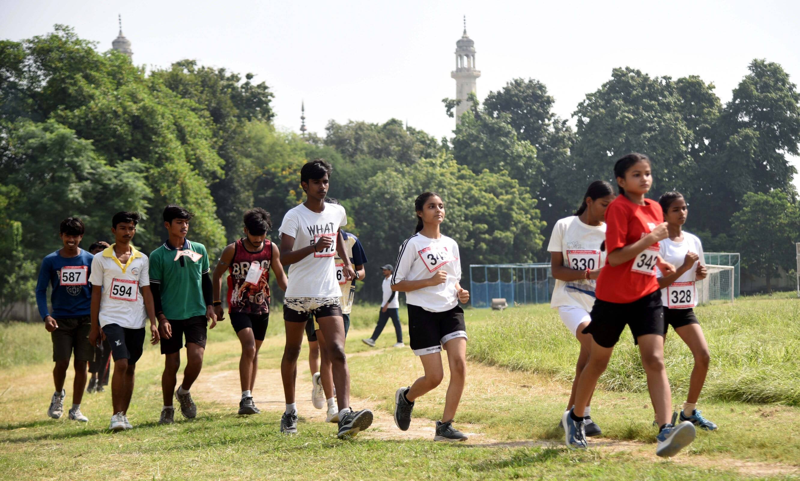 चौक स्टेडियम में जिला स्कूली एथलेटिक्स प्रतियोगिता में हिस्सा लेते खिलाड़ी। चौक स्टेडियम में जिला स्कूली एथलेटिक्स प्रतियोगिता में हिस्सा लेते खिलाड़ी।