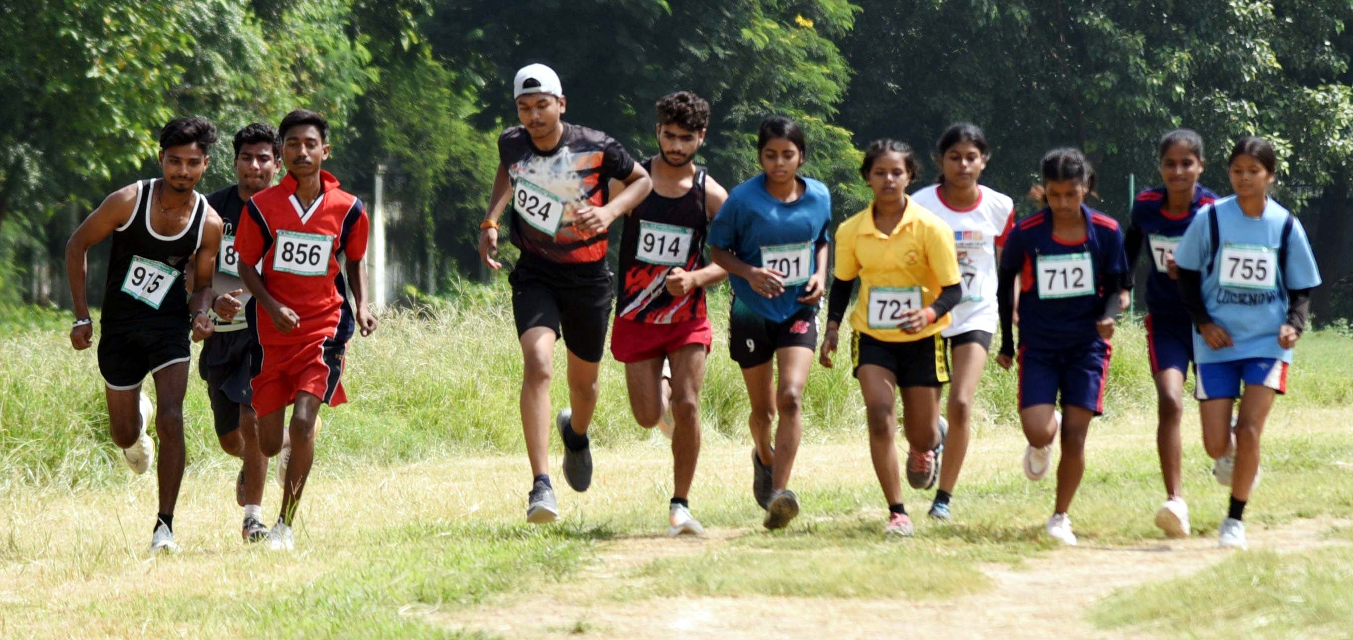 चौक स्टेडियम में जिला स्कूली एथलेटिक्स प्रतियोगिता में हिस्सा लेते खिलाड़ी। चौक स्टेडियम में जिला स्कूली एथलेटिक्स प्रतियोगिता में हिस्सा लेते खिलाड़ी।