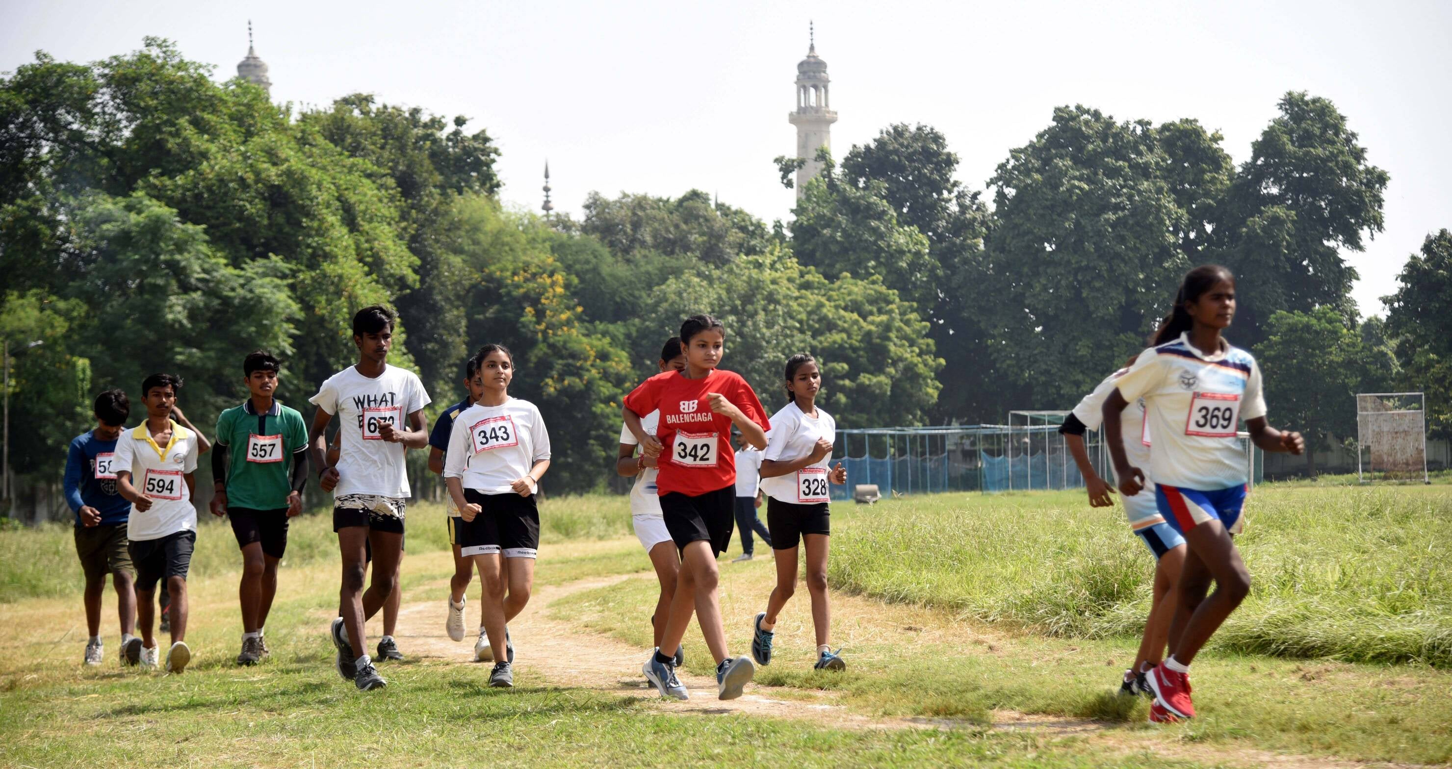 चौक स्टेडियम में जिला स्कूली एथलेटिक्स प्रतियोगिता में हिस्सा लेते खिलाड़ी। चौक स्टेडियम में जिला स्कूली एथलेटिक्स प्रतियोगिता में हिस्सा लेते खिलाड़ी।