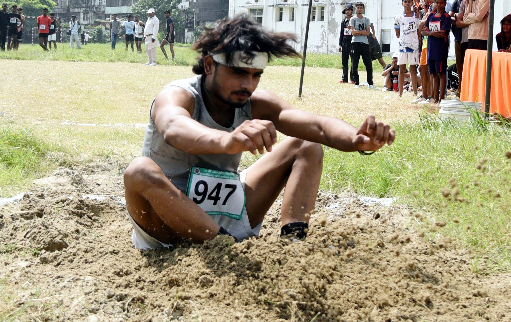 चौक स्टेडियम में जिला स्कूली एथलेटिक्स प्रतियोगिता में हिस्सा लेते खिलाड़ी। चौक स्टेडियम में जिला स्कूली एथलेटिक्स प्रतियोगिता में हिस्सा लेते खिलाड़ी।