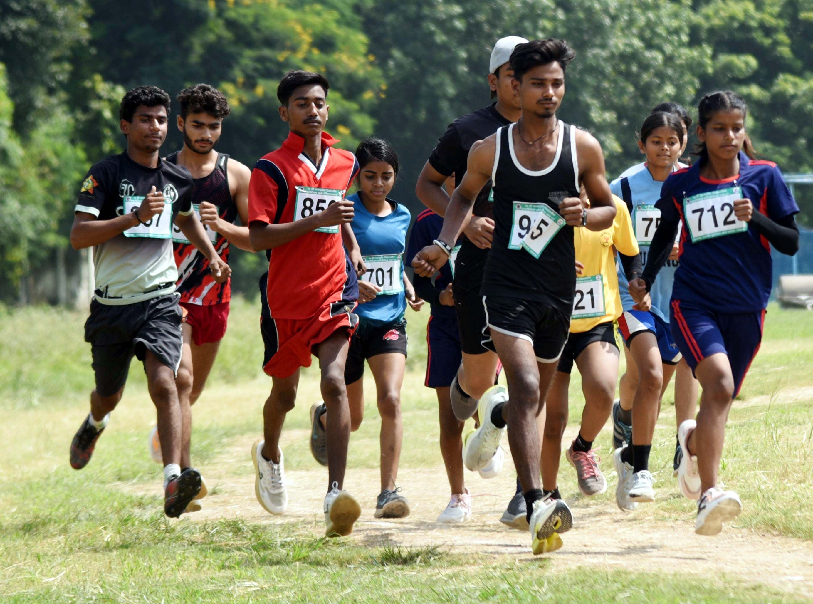चौक स्टेडियम में जिला स्कूली एथलेटिक्स प्रतियोगिता में हिस्सा लेते खिलाड़ी। चौक स्टेडियम में जिला स्कूली एथलेटिक्स प्रतियोगिता में हिस्सा लेते खिलाड़ी।