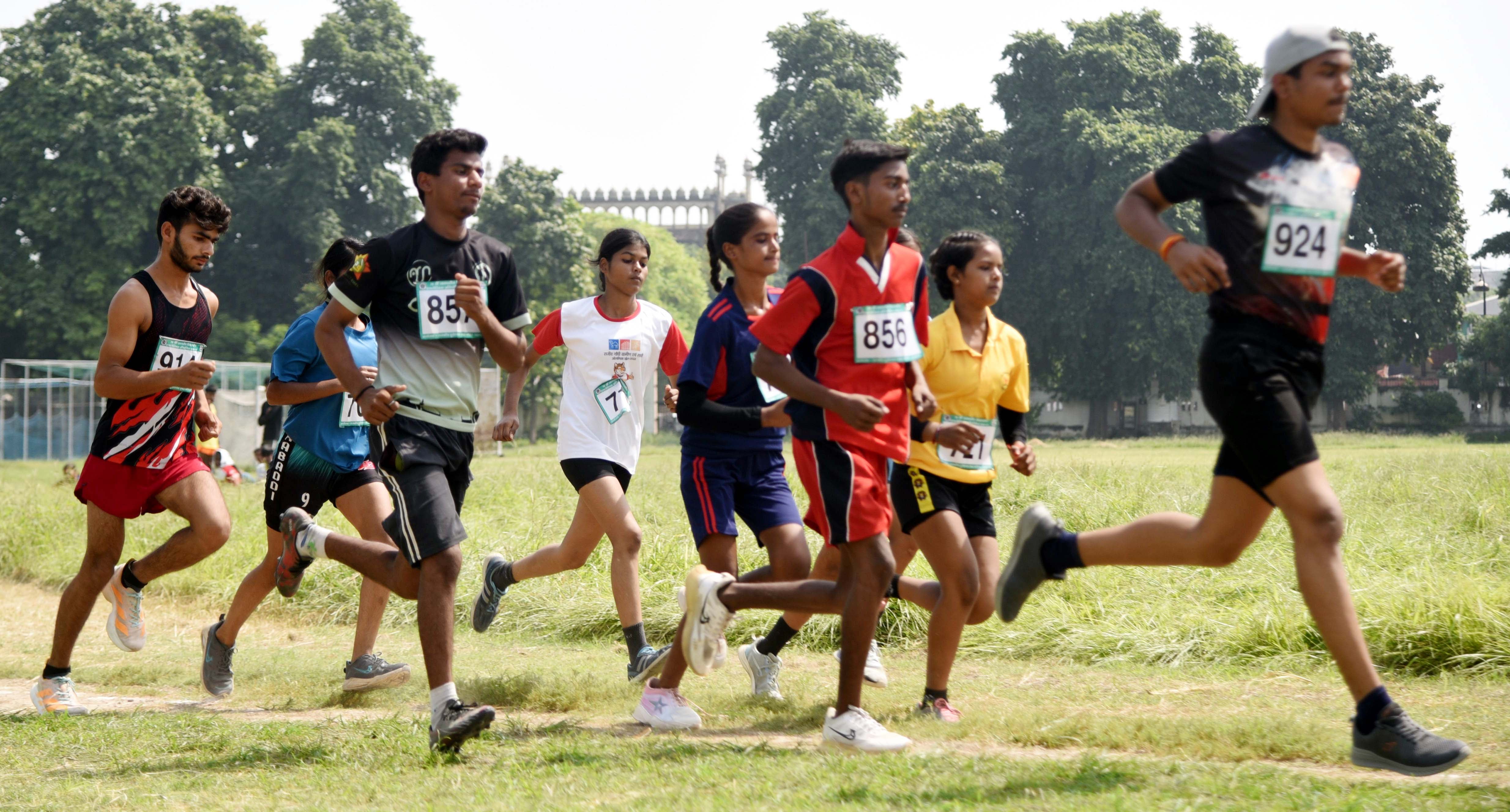चौक स्टेडियम में जिला स्कूली एथलेटिक्स प्रतियोगिता में हिस्सा लेते खिलाड़ी। चौक स्टेडियम में जिला स्कूली एथलेटिक्स प्रतियोगिता में हिस्सा लेते खिलाड़ी।