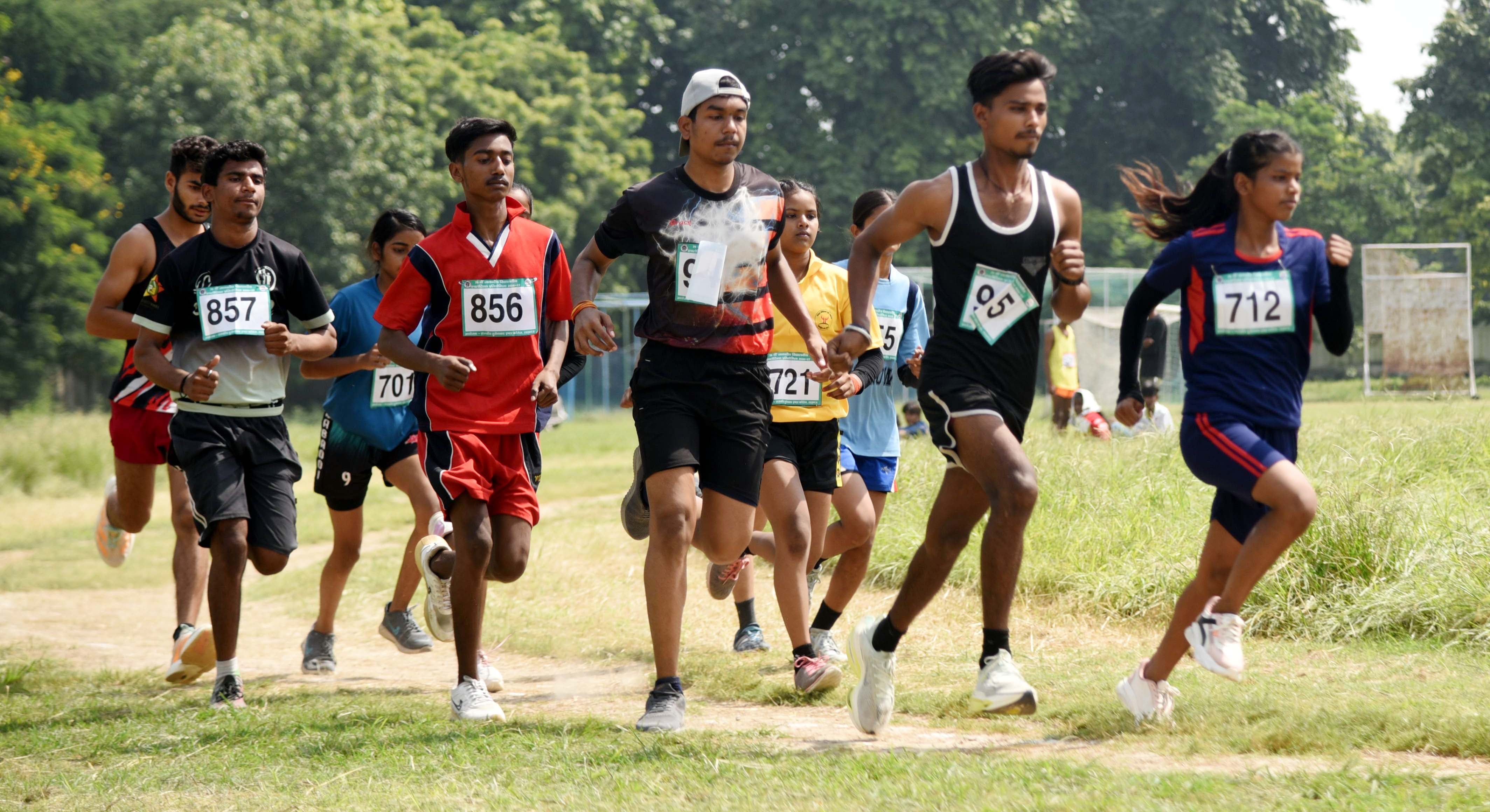 चौक स्टेडियम में जिला स्कूली एथलेटिक्स प्रतियोगिता में हिस्सा लेते खिलाड़ी। चौक स्टेडियम में जिला स्कूली एथलेटिक्स प्रतियोगिता में हिस्सा लेते खिलाड़ी।