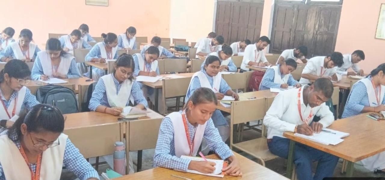 एलबीएस पीजी कॉलेज में आयोजित कार्यक्रम में मंचासीन शिक्षक। स्रोत: महाविद्यालय
