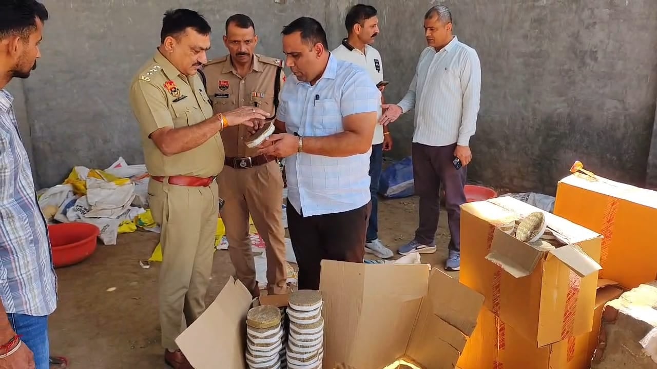 फैक्टरी में रखे हुए पटाखों के लिए डिब्बे। संवाद फैक्टरी में रखे हुए पटाखों के लिए डिब्बे। संवाद