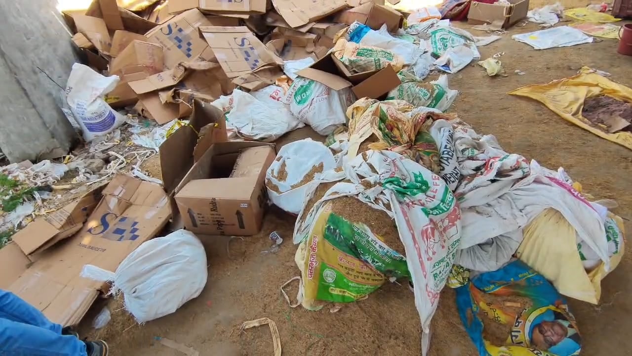 फैक्टरी में रखे हुए पटाखों के लिए डिब्बे। संवाद फैक्टरी में रखे हुए पटाखों के लिए डिब्बे। संवाद