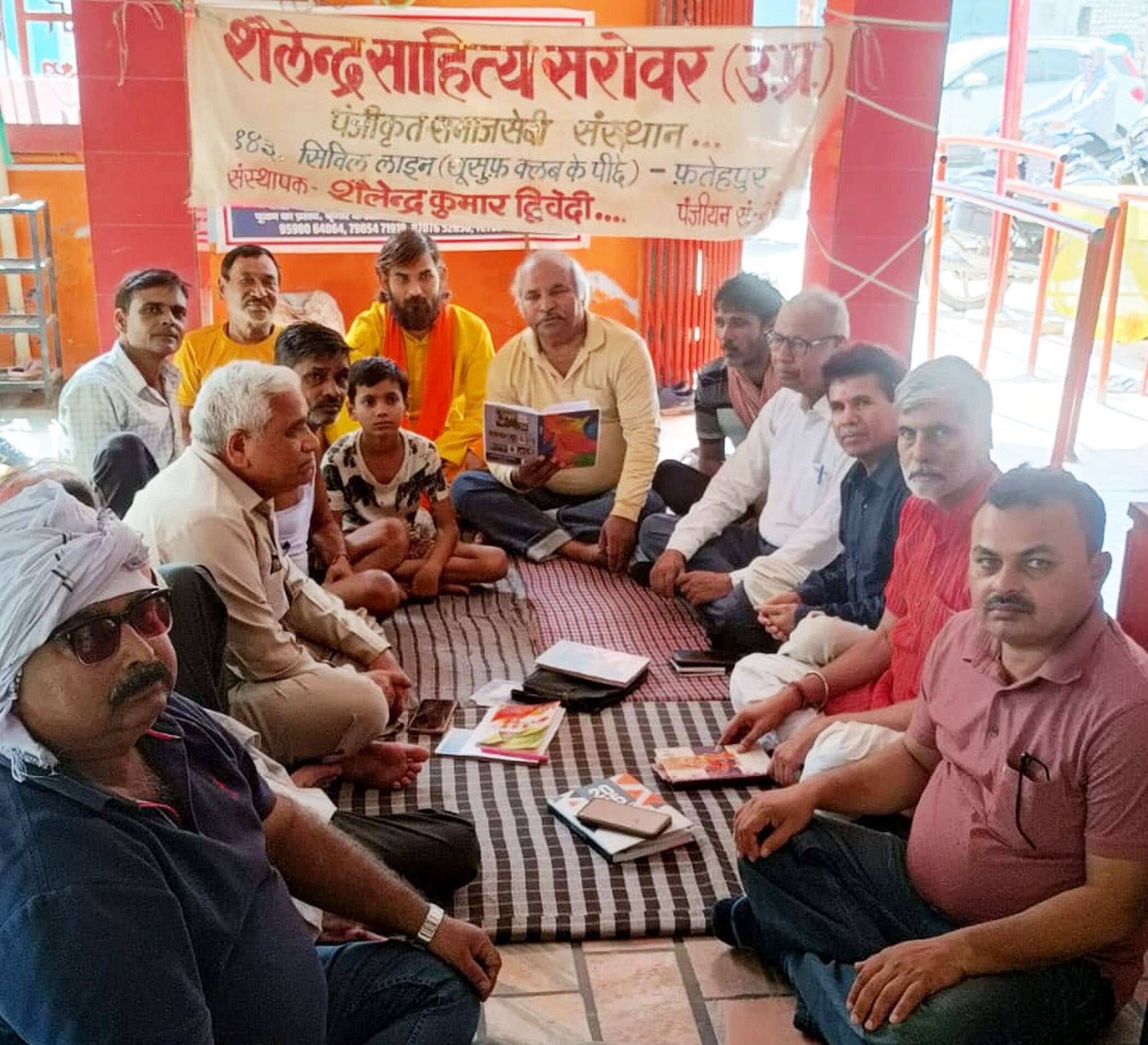 फोटो-15-मुराइनटोला हनुमान मंदिर में कविता पाठ करते कवि। स्रोत आयोजक फोटो-15-मुराइनटोला हनुमान मंदिर में कविता पाठ करते कवि। स्रोत आयोजक