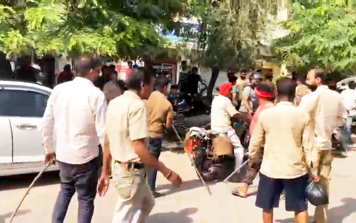 फोटो-18- जिला अस्पताल की इमरजेंसी से इलाज कराकर निकलते व्यापारी पिता-पुत्र। संवाद फोटो-18- जिला अस्पताल की इमरजेंसी से इलाज कराकर निकलते व्यापारी पिता-पुत्र। संवाद