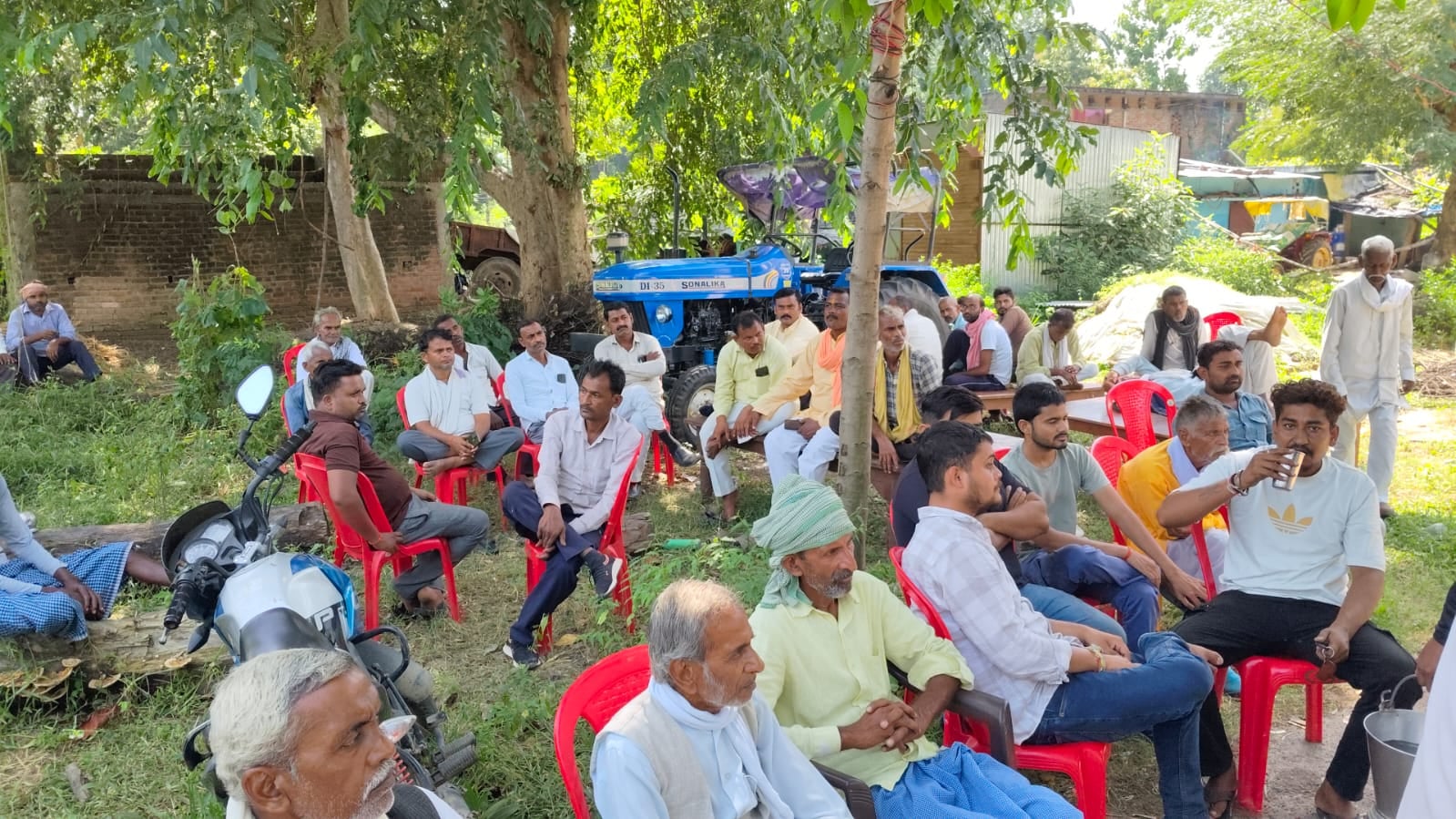 फोटो-25-नंदवारा में पूर्व मंत्री के आवास पर रखा कुसुमा देवी का शव व मौजूद महिलाएं। संवाद