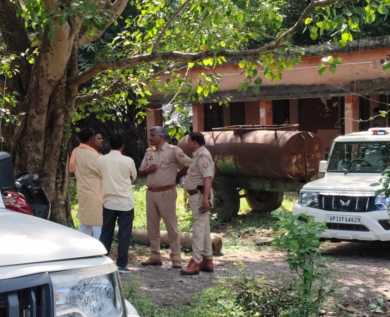 फोटो-25-नंदवारा में पूर्व मंत्री के आवास पर रखा कुसुमा देवी का शव व मौजूद महिलाएं। संवाद