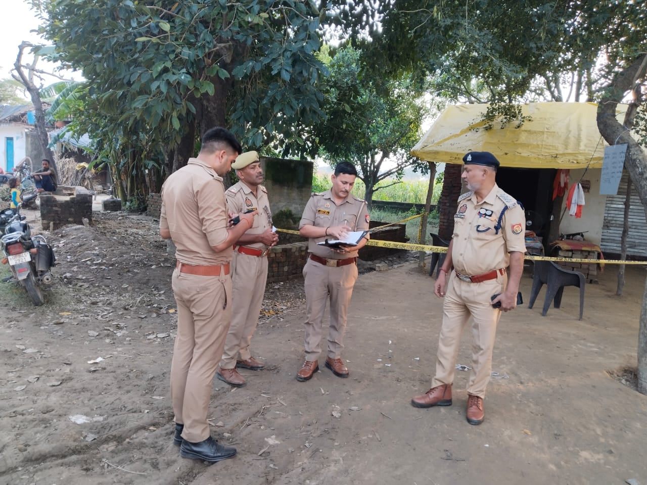 फोटो-33, लोहिया अस्पताल में गोली लगने के बाद भर्ती घायल गजेंद्र सिंह। (संवाद)