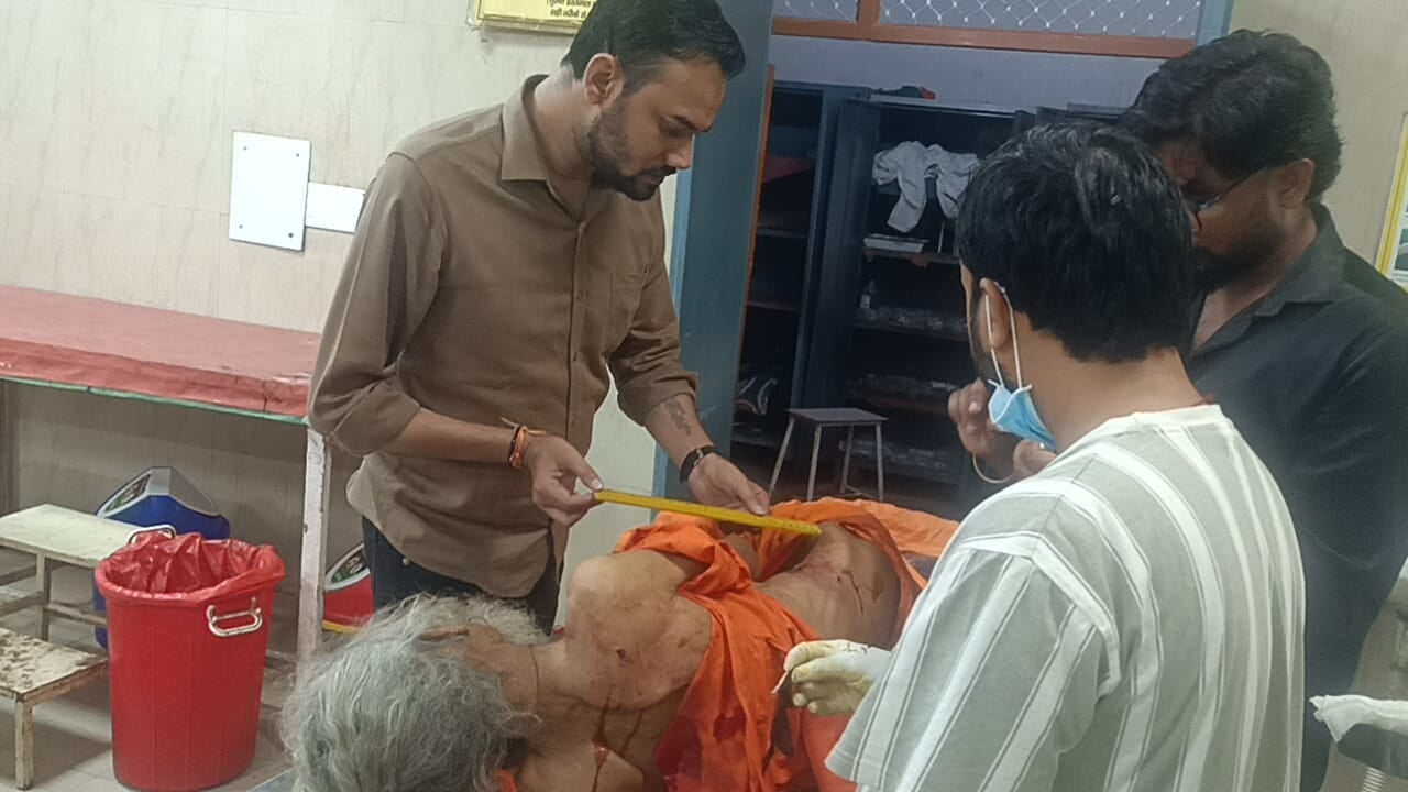 फोटो-33, लोहिया अस्पताल में गोली लगने के बाद भर्ती घायल गजेंद्र सिंह। (संवाद)
