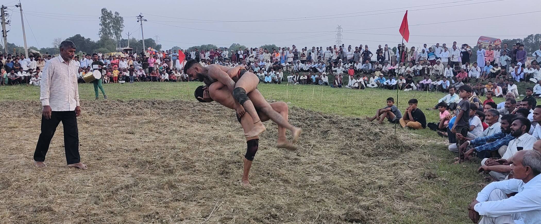 फोटाे-35-असोथर के घरवासीपुर दंगल में दांव पेंच आजमाते पहलवान। संवाद फोटाे-35-असोथर के घरवासीपुर दंगल में दांव पेंच आजमाते पहलवान। संवाद