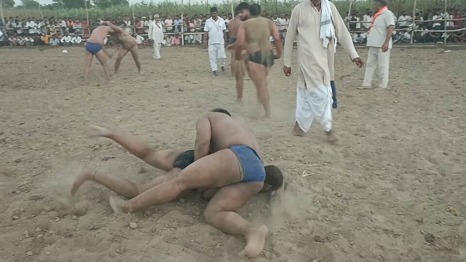 फोटो कारब कुश्ती दंगल में दांव-पेंच दिखाते पहलवान फोटो कारब कुश्ती दंगल में दांव-पेंच दिखाते पहलवान