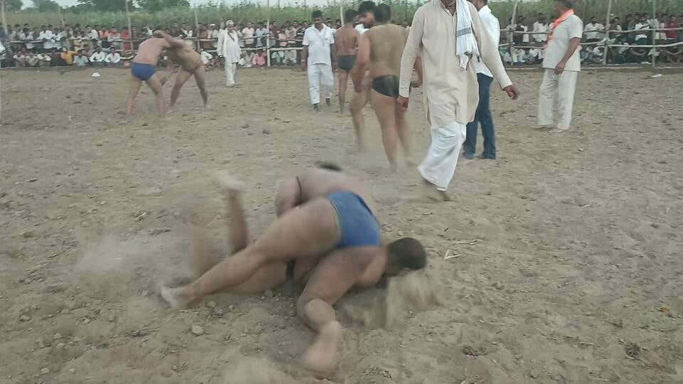 फोटो कारब कुश्ती दंगल में दांव-पेंच दिखाते पहलवान फोटो कारब कुश्ती दंगल में दांव-पेंच दिखाते पहलवान