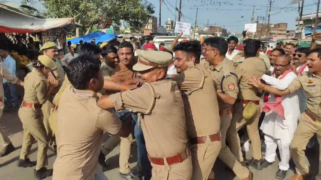 फोटो05एचएएमपी 26- प्रदर्शन करते सपा नेता। संवाद
