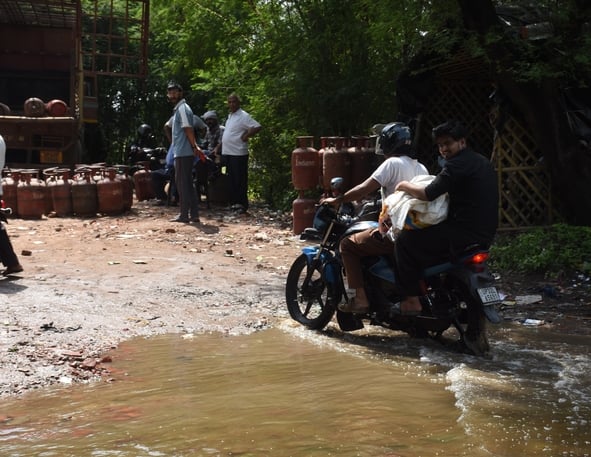 गुलाला घाट में भरा पानी। गुलाला घाट में भरा पानी।
