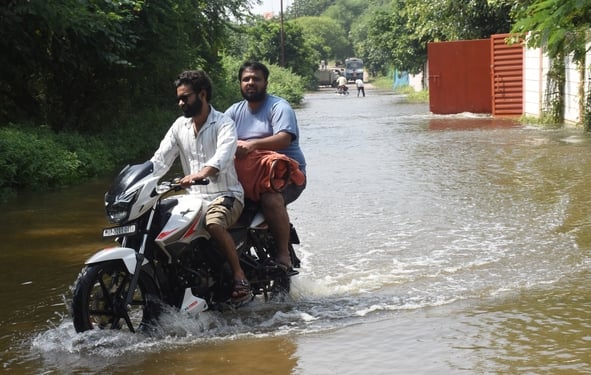 गुलाला घाट में भरा पानी। गुलाला घाट में भरा पानी।