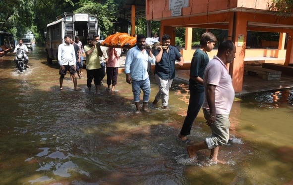 गुलाला घाट में भरा पानी। गुलाला घाट में भरा पानी।