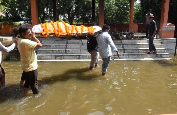गुलाला घाट में भरा पानी। गुलाला घाट में भरा पानी।