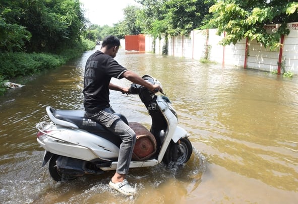 गुलाला घाट में भरा पानी। गुलाला घाट में भरा पानी।