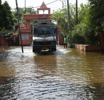 गुलाला घाट में भरा पानी। गुलाला घाट में भरा पानी।
