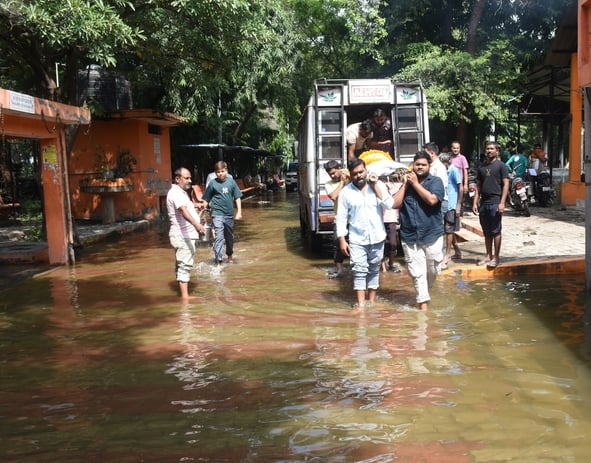गुलाला घाट में भरा पानी। गुलाला घाट में भरा पानी।