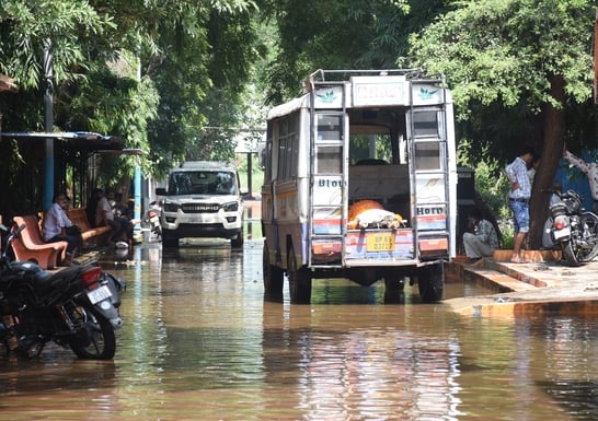 गुलाला घाट में भरा पानी। गुलाला घाट में भरा पानी।
