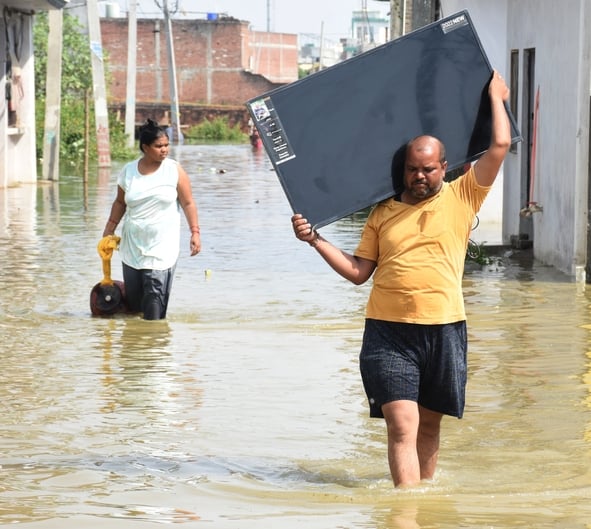 गोमती का जलस्तर बढ़ा हुआ है। गोमती का जलस्तर बढ़ा हुआ है।