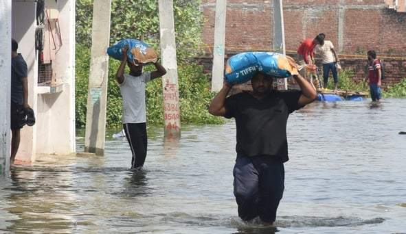 गोमती का जलस्तर बढ़ा हुआ है। गोमती का जलस्तर बढ़ा हुआ है।