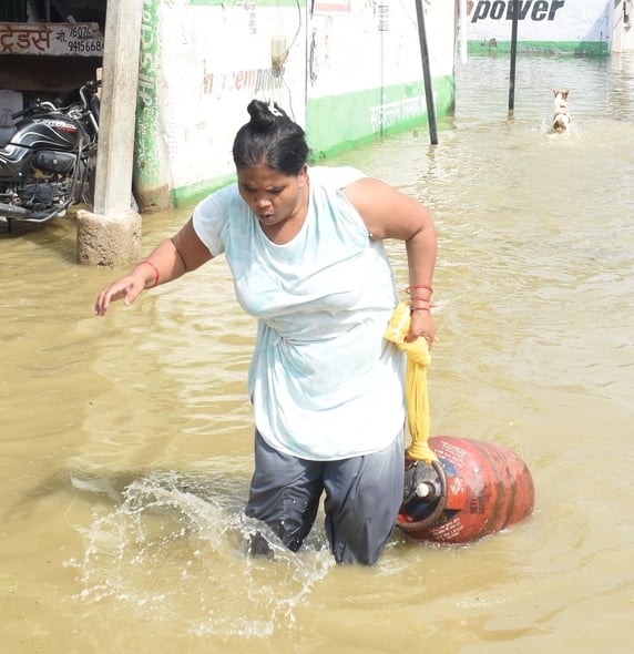 गोमती का जलस्तर बढ़ा हुआ है। गोमती का जलस्तर बढ़ा हुआ है।