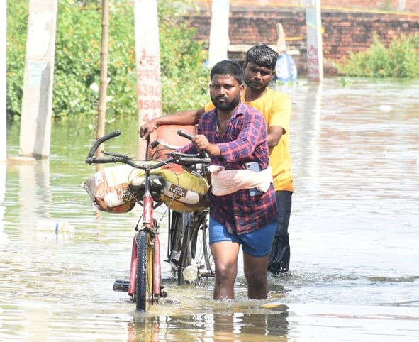 गोमती का जलस्तर बढ़ा हुआ है। गोमती का जलस्तर बढ़ा हुआ है।