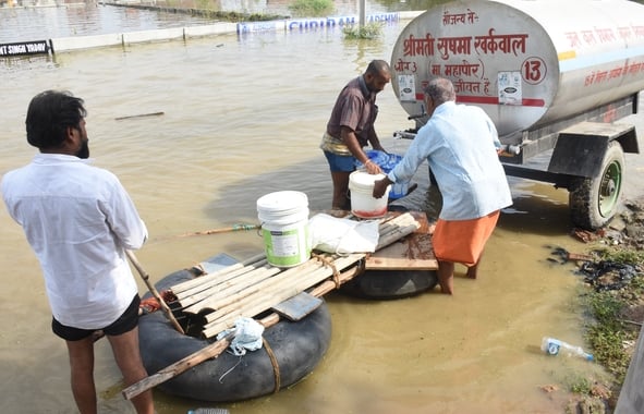 गोमती का जलस्तर बढ़ा हुआ है। गोमती का जलस्तर बढ़ा हुआ है।