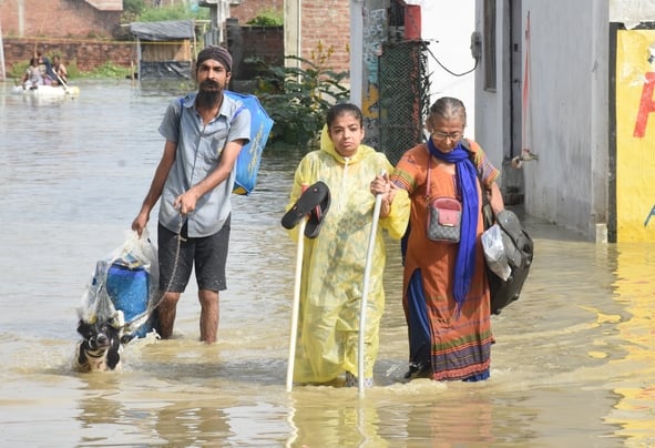 गोमती का जलस्तर बढ़ा हुआ है। गोमती का जलस्तर बढ़ा हुआ है।