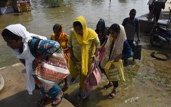 गोमती का जलस्तर बढ़ा हुआ है। गोमती का जलस्तर बढ़ा हुआ है।