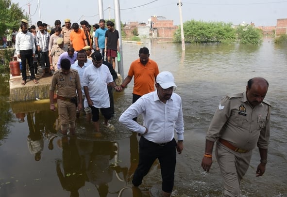 गोमती का जलस्तर बढ़ा हुआ है। गोमती का जलस्तर बढ़ा हुआ है।