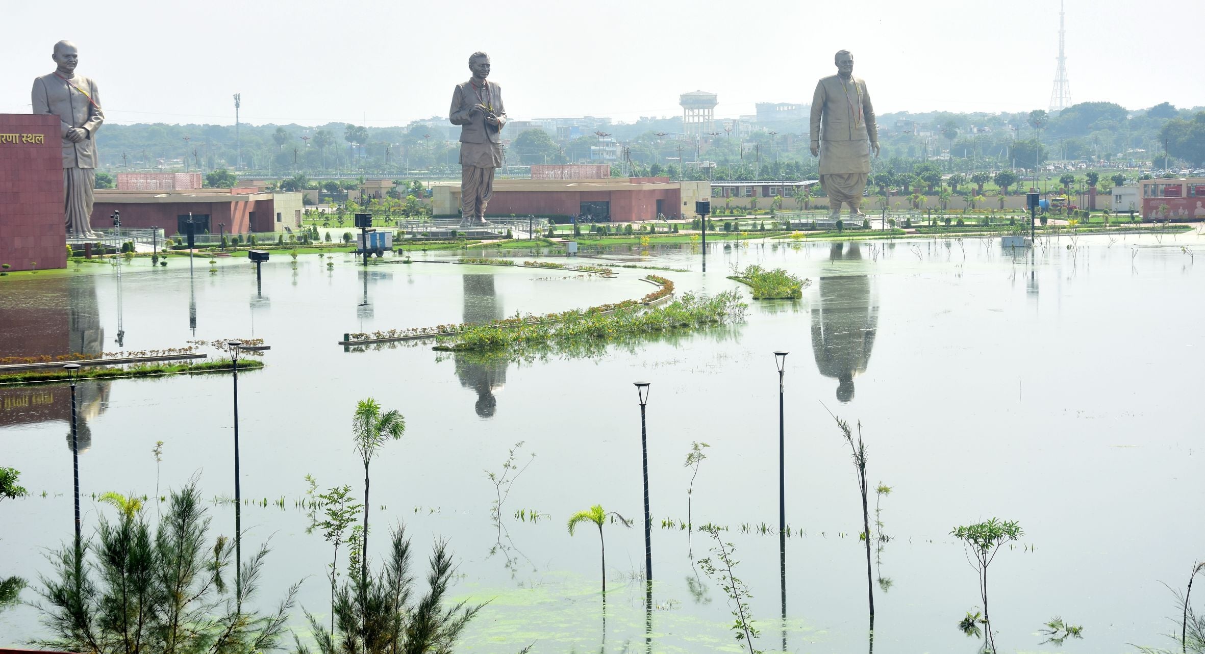 गोमती में पानी लगातार बढ़ रहा है। गोमती में पानी लगातार बढ़ रहा है।