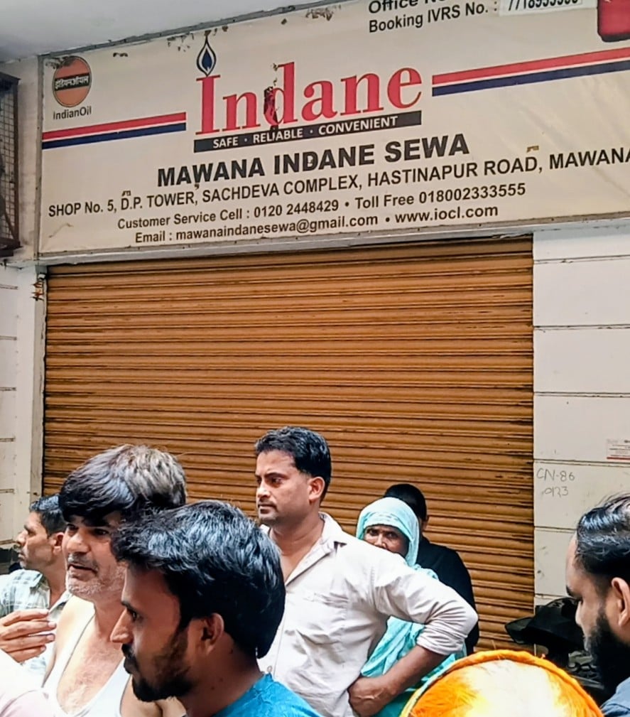 गैस एजेंसी पर हंगामा करते उपभोक्ताओं से बात करते आपूर्ति निरीक्षक। (मवाना) गैस एजेंसी पर हंगामा करते उपभोक्ताओं से बात करते आपूर्ति निरीक्षक। (मवाना)
